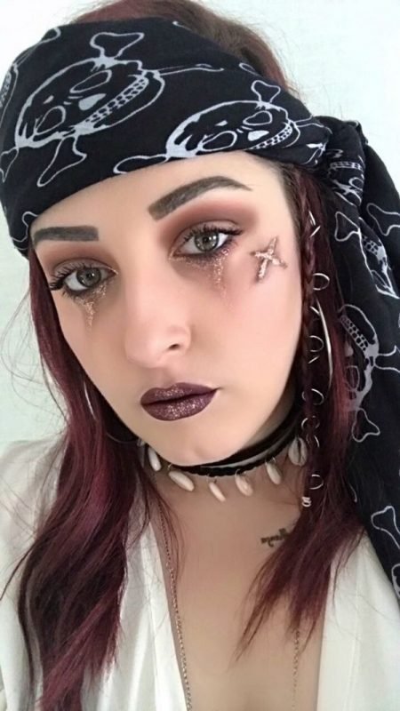 Maquillaje Pirata con cicatrices glamorosas