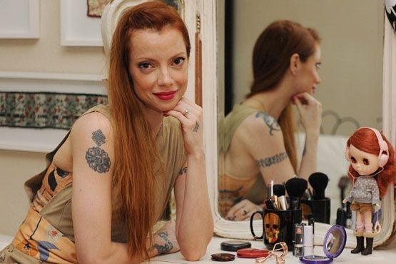 Julia filmando sus videos de consejos de belleza en su estudio.