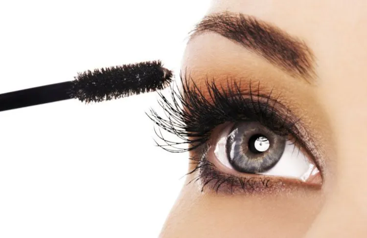 aplicar rímel para dar volumen cómo agrandar los ojos consejos de maquillaje