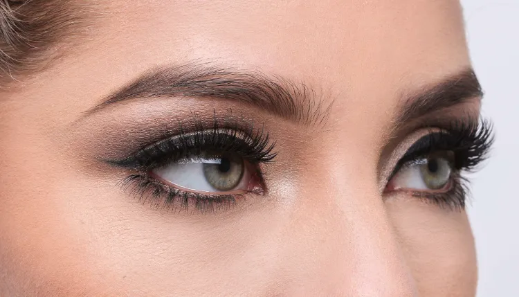 maneras de agrandar los ojos, consejos de maquillaje para separar el delineador superior del inferior