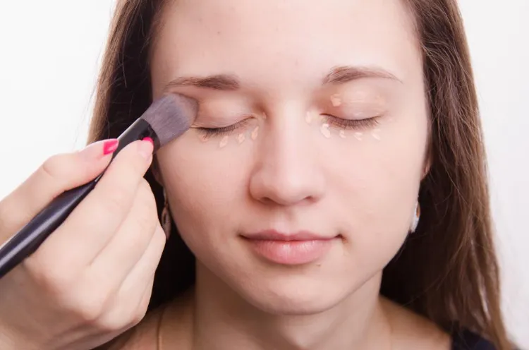aplicar corrector en el párpado para agrandar los ojos consejos de maquillaje de ojos abiertos