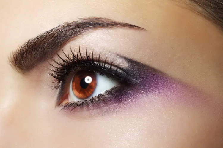 maquillaje de noche para resaltar tus ojos con maquillaje artístico de ojos morados