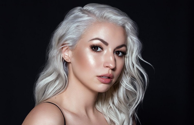 Últimas tendencias de resaltador, maquillaje con contorno estroboscópico, mujer destacada, consejos de maquillaje