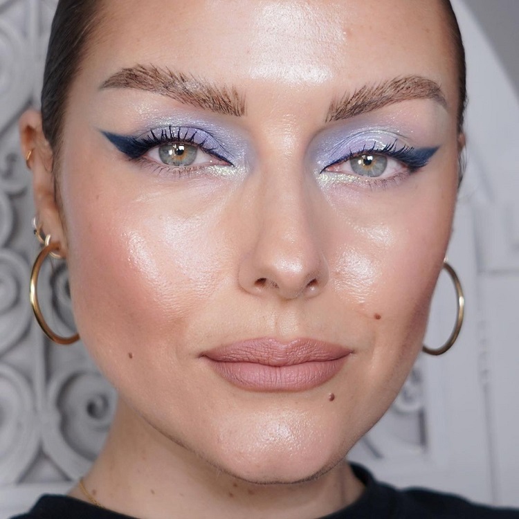 sombra de ojos morada ojos azules tendencia de maquillaje de ojos verdes verano 2021