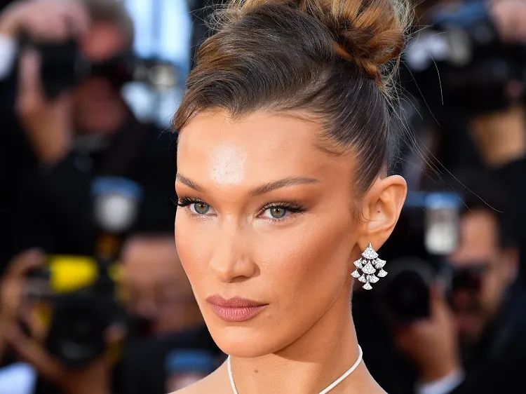 maquillaje de delineado de mandíbula de Bella Hadid, técnica de delineado de mandíbula con producto líquido para resaltar, tendencia de TikTok con Rachel Ocool