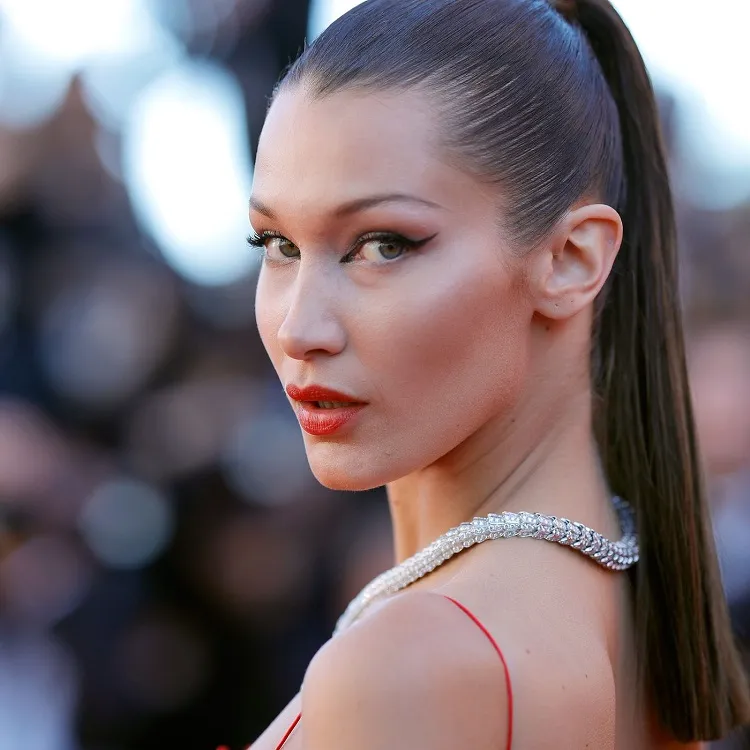 maquillaje de contorno para cara redonda mandíbula contorneada para lograr la forma oval técnica de bella hadid de resaltado destellante