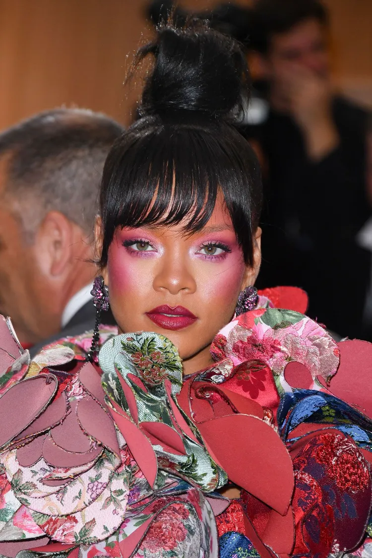 maquillaje de ojos monocromo rihanna maquillaje belleza tendencia otoño invierno 2021 2022