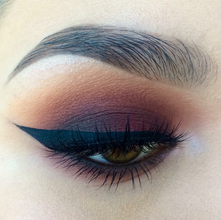 maquillaje ahumado resultado final mirada intensa delineador púrpura cejas bien definidas