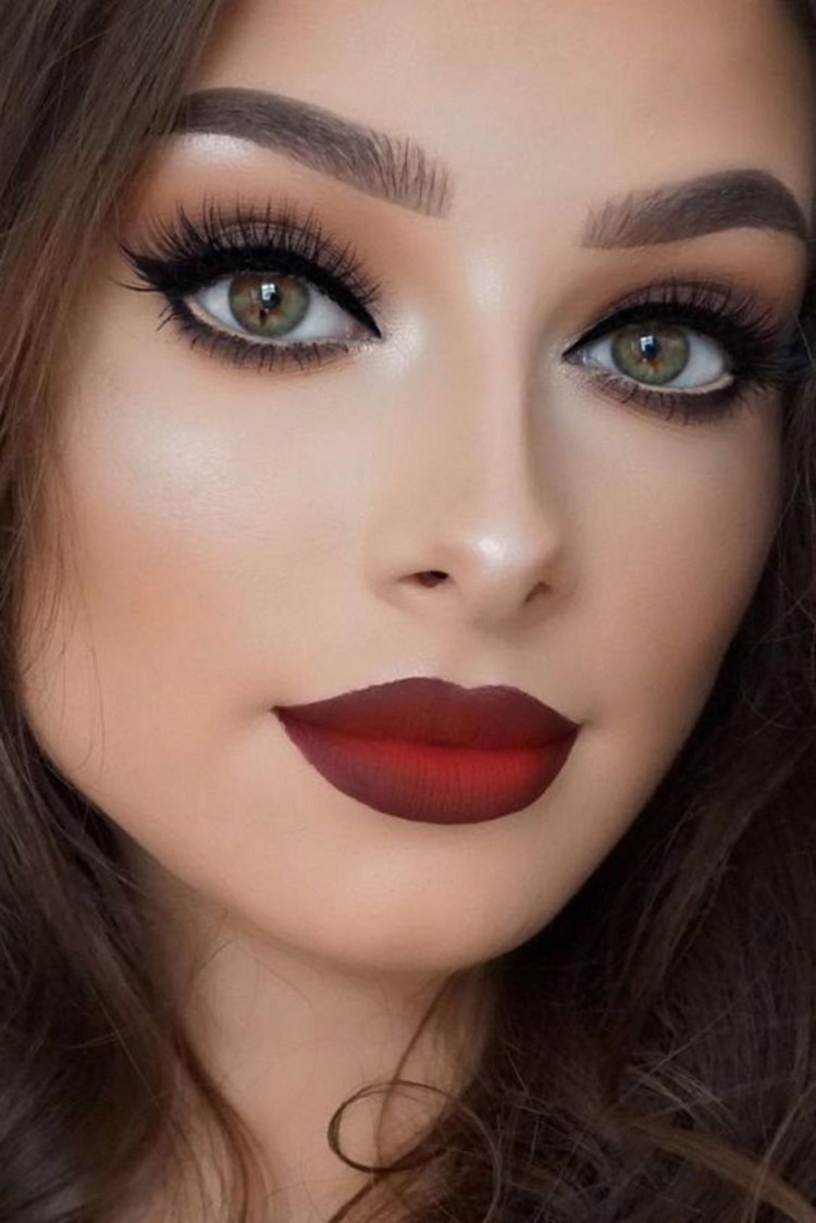ideas de maquillaje ahumado tutoriales fotográficos mirada intensa sombra de ojos negra labios rojos