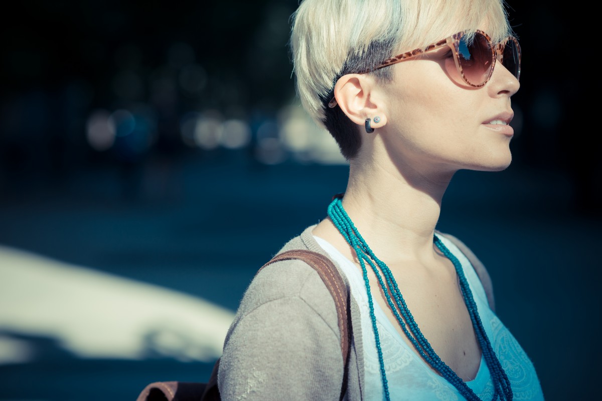 trucos de maquillaje para pelo corto