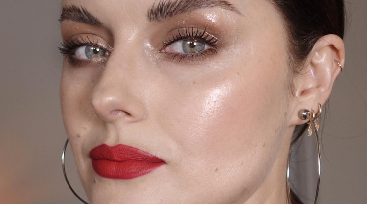 maquillaje ojos beige brillante efecto mojado labios rojos