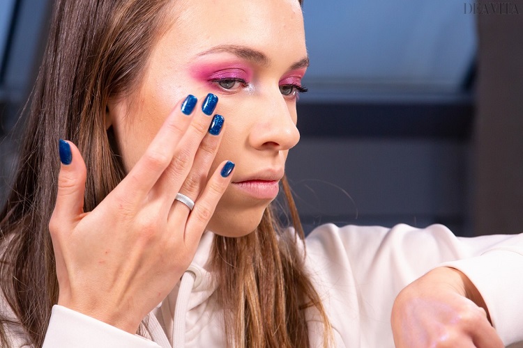 aplicación de iluminador de maquillaje rosa fucsia de aspecto audaz