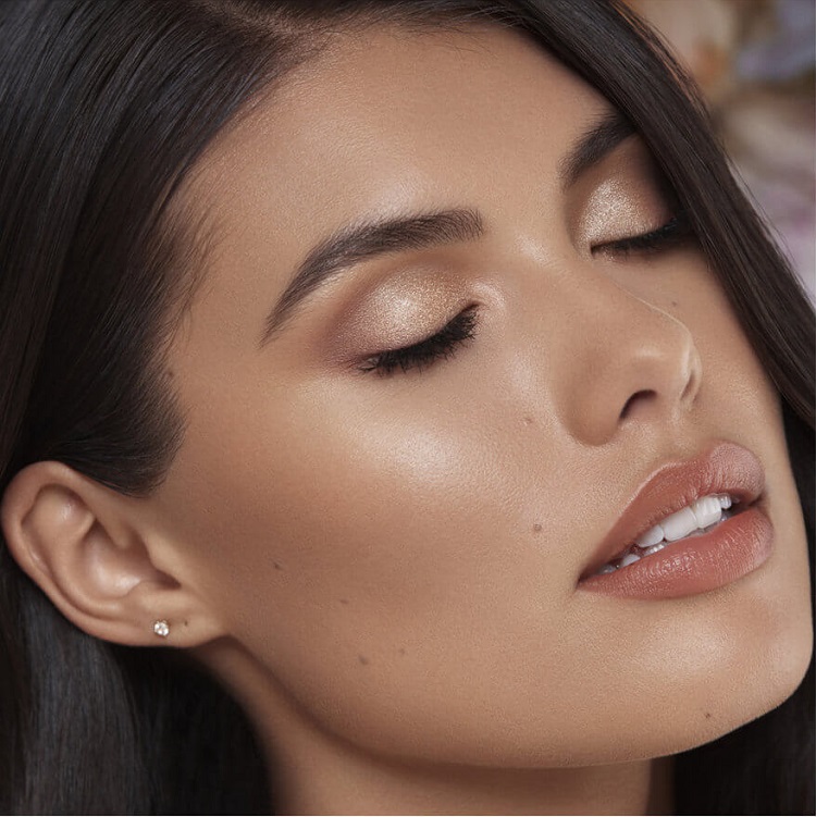 Realza tu rostro con el suave efecto glam