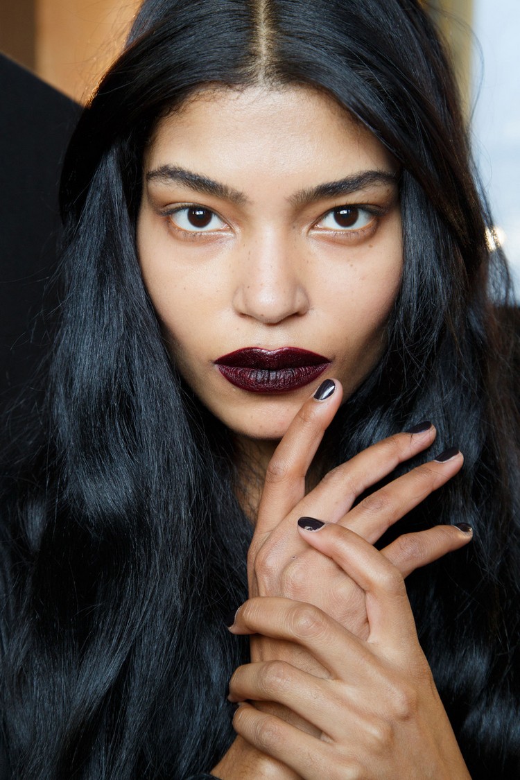 maquillaje de noche 2015-rojo-labios-burdeos-oscuro-sombra-color piel