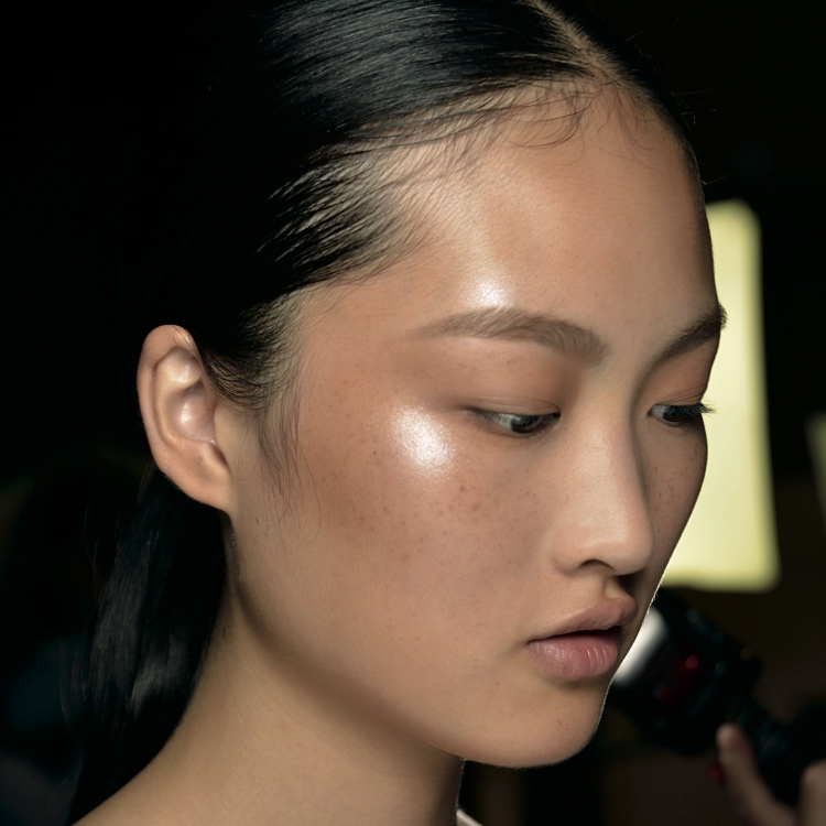 Tendencia de maquillaje 2024 resaltador de mejillas natural brillante