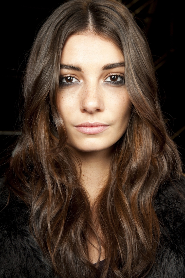 Maquillaje de moda 2024 mirada natural sombra en párpados inferiores