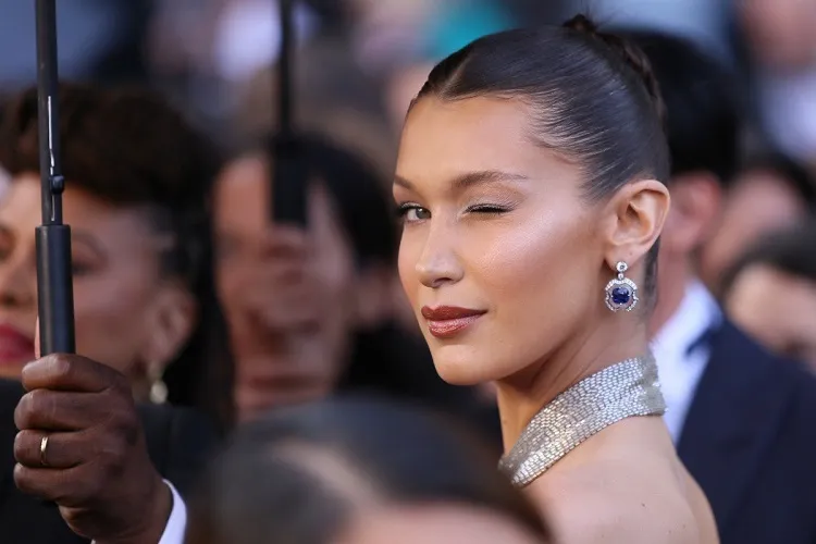 técnica de delineado de mandíbula y strobing para lograr la misma forma de mandíbula de Bella Hadid