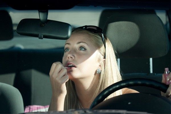 Maquillaje en el automóvil: Truco para no cometer errores - Truco rapido para hacer en el coche